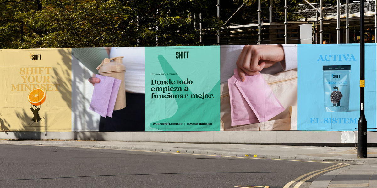 Vallas publicitarias de SHIFT en una calle: «Shift your mindset», «Donde todo empieza a funcionar mejor» y «Activa el sistema», con los sobres y el doypack de la marca